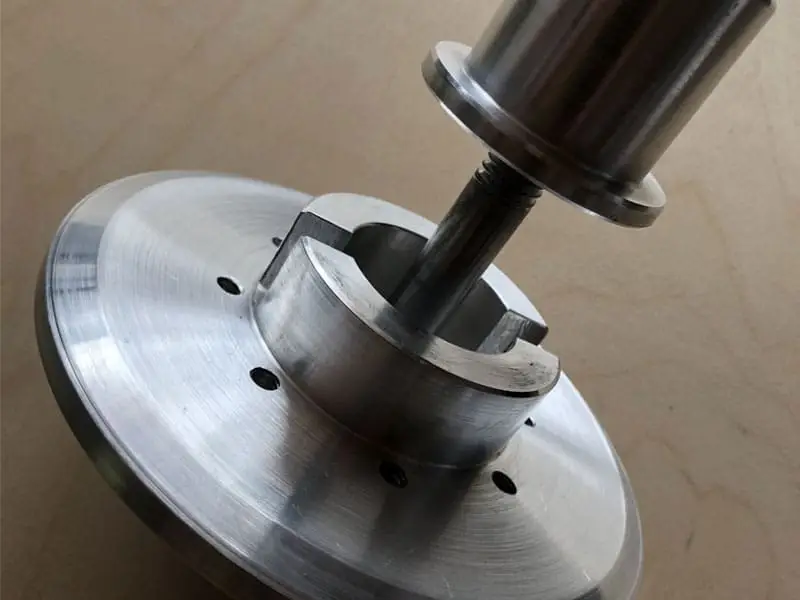 Atelier d'usinage avec pièce industrielle | Calibre Industrie