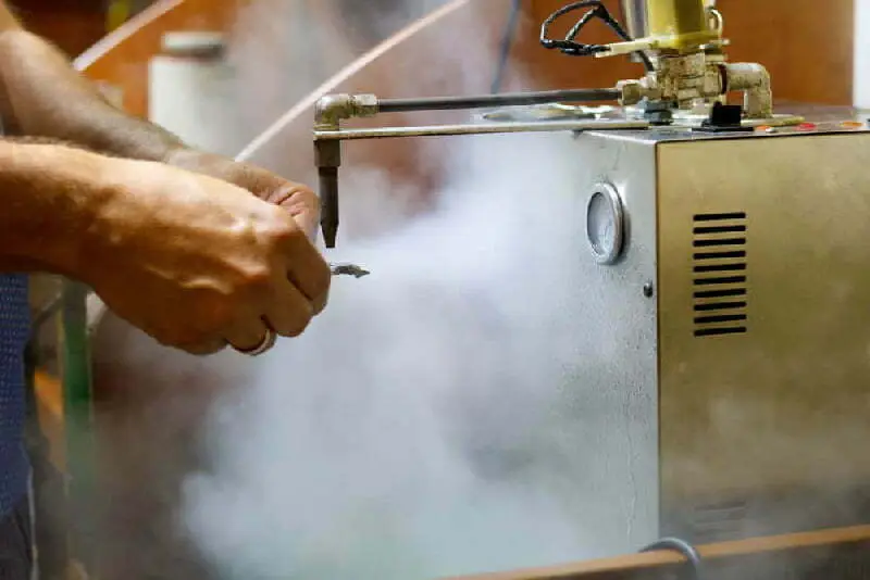 Homme avec nettoyeur vapeur haute pression professionnel | Calibre Industrie