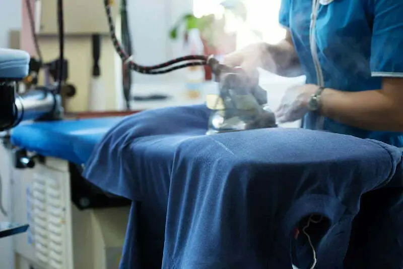 Femme avec nettoyeur vapeur haute pression professionnel | Calibre Industrie