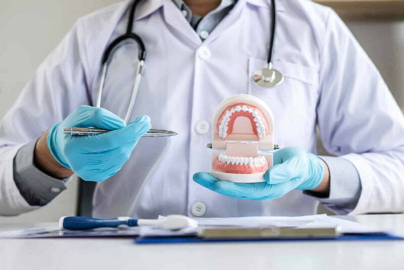 Dentiste avec prothèse après nettoyeur vapeur haute pression professionnel | Calibre Industrie