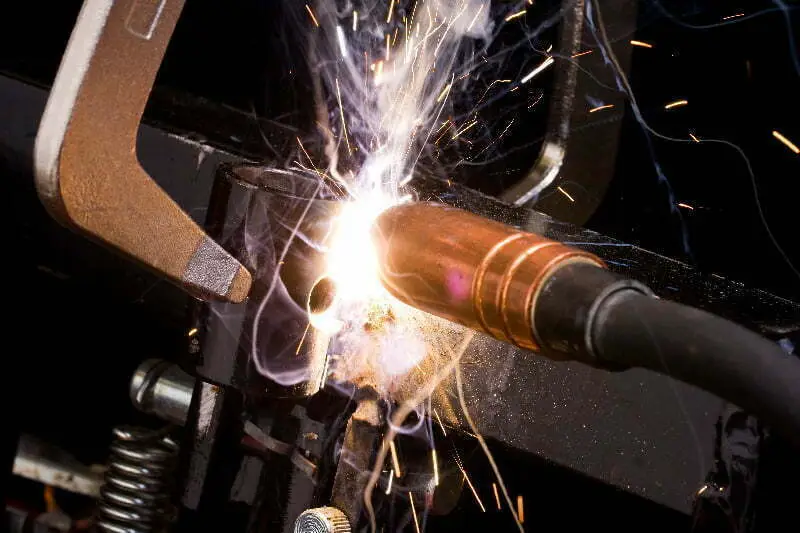Soudure mig sur une pièce industrielle | Calibre Industrie