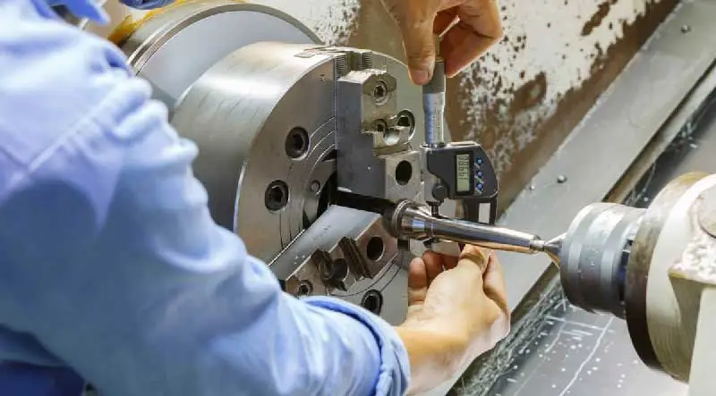 homme qui exécute une calibration en mécanique industrielle | Calibre Industrie